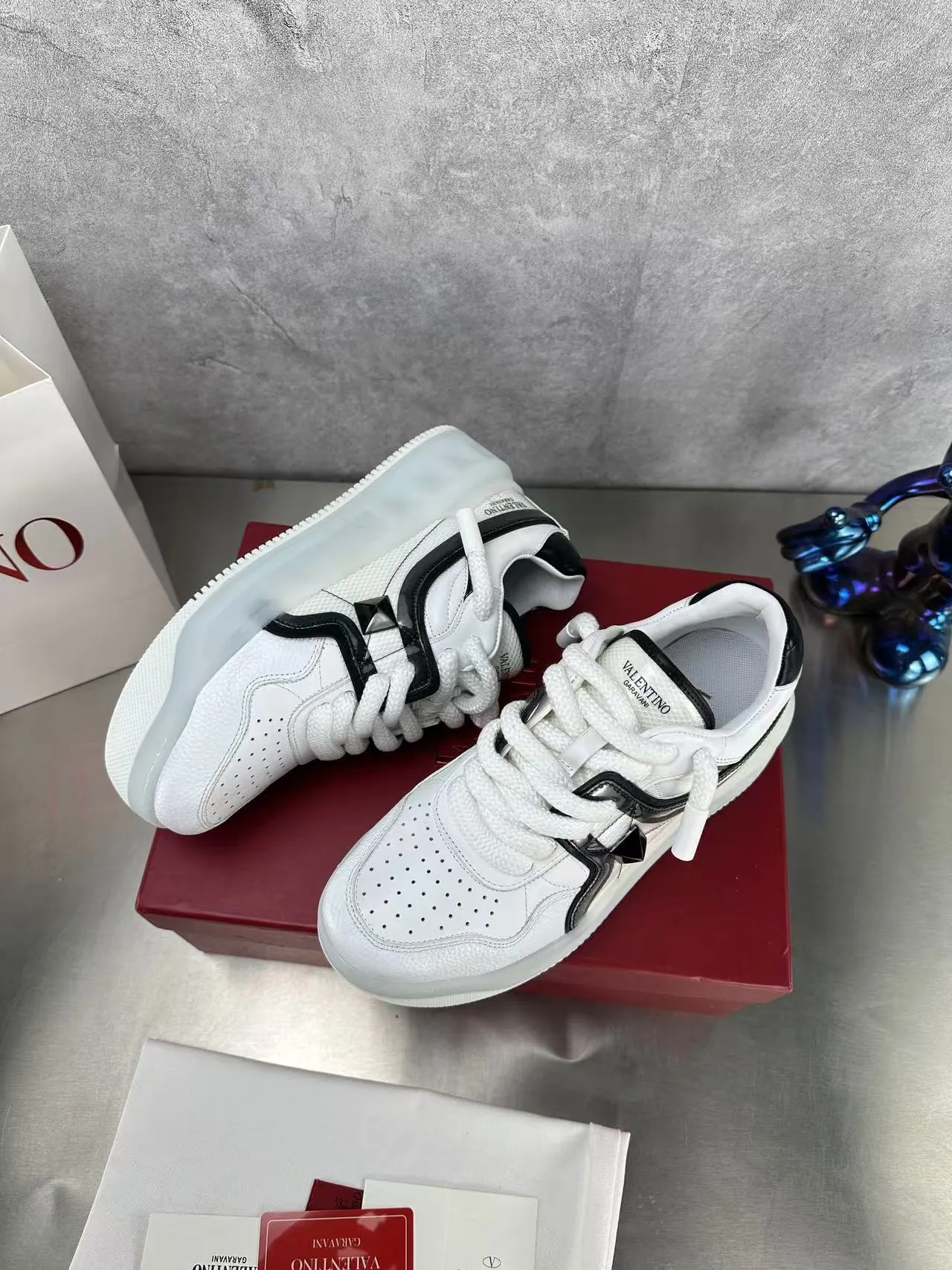 👟👟Ex-factory price 640👟👟 🔺Valentino🔺Valentino new casual shoes 2023 latest model hot style for catwalk couples, thick shoelaces, the same style as Elsa Hosk, Zhang Yixing, Guan Xiaotong and many other stars 🔥 Top version + lasting process, full oil edge on the upper. Fabric: Customized cowhide + cowhide lining with breathable mesh. Outsole: original molded TPU thickened outsole. Size for women is 35-40. Men’s size is 39-45.